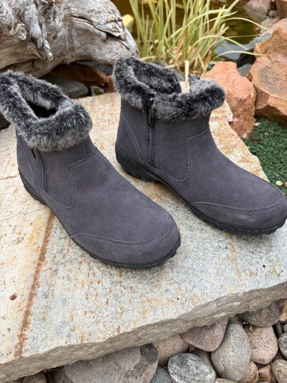 Khombu Women’s Size 8 Winter Boots Gray Faux Fur Lined Ankle Zip Snow